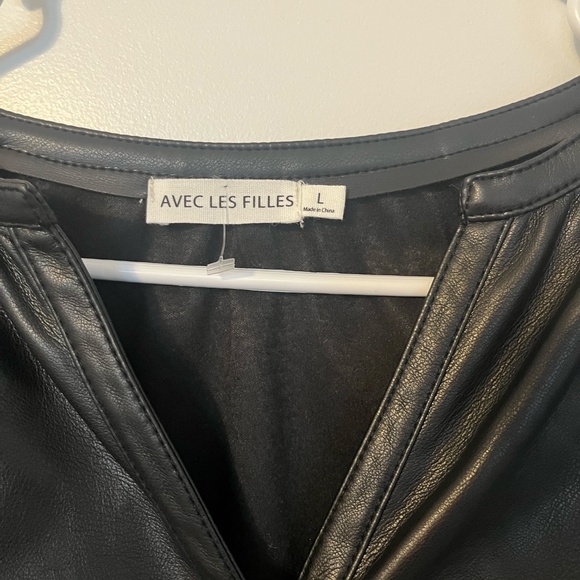 Avec Les Filles NWT Black Faux Leather Short Sleeve Button-Up Blouse Large NEW - Picture 5 of 13